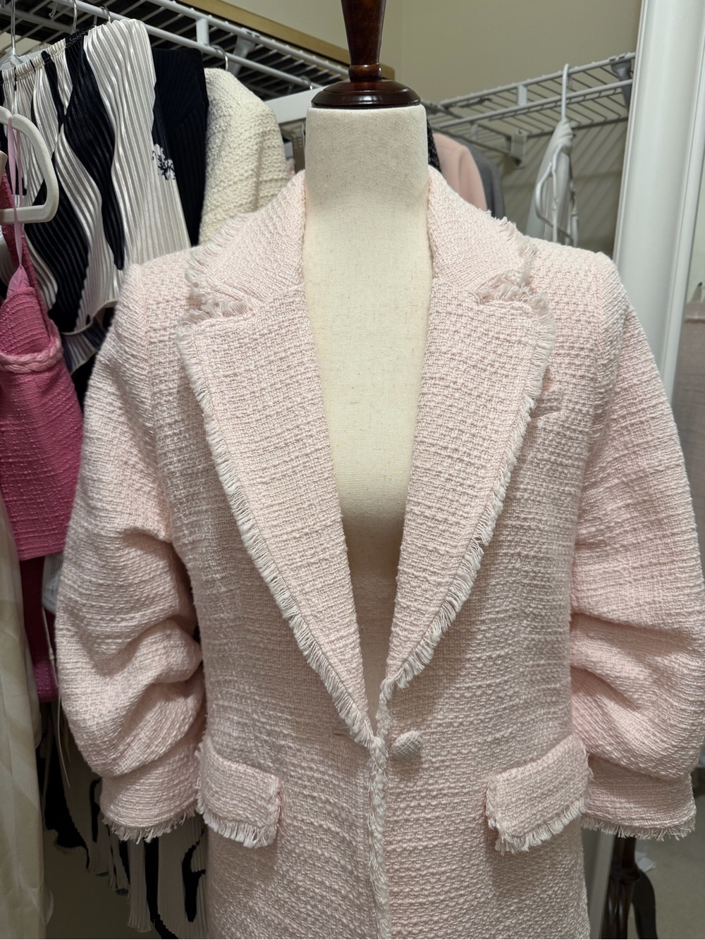 Elie Tahari Pink Bouclé Blazer & Shorts Suit Set Sz 10 (Cinq à Sept Khloe Dupe) - Picture 2 of 15